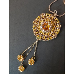 Collana handmade con ciondolo perline, cm 48, color oro con cristallo cabochon centrale color ambra