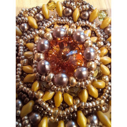 Collana handmade con ciondolo perline, cm 48, color oro con cristallo cabochon centrale color ambra