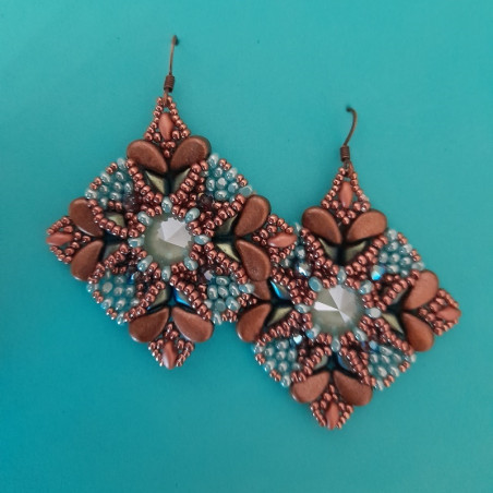 Orecchini etnici realizzati a mano con cristalli austriaci, color bronzo e celeste, cm 6