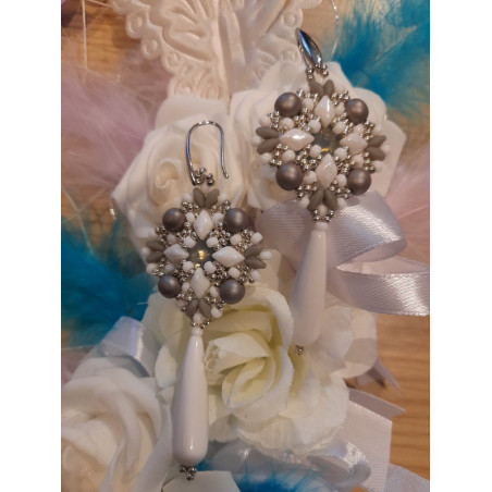 Coppia orecchini sposa bianchi e argento, in tessitura di perline, cm 9