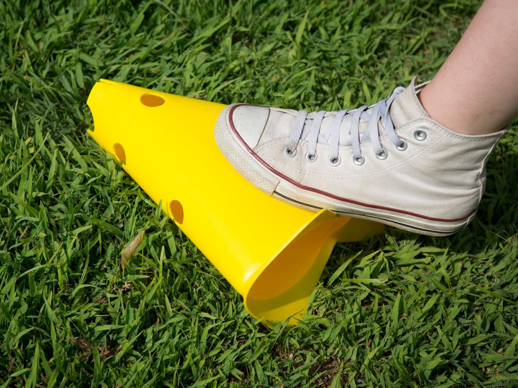 cono calpestato si schiaccia ma non si rompe grazie al materiale flessibile